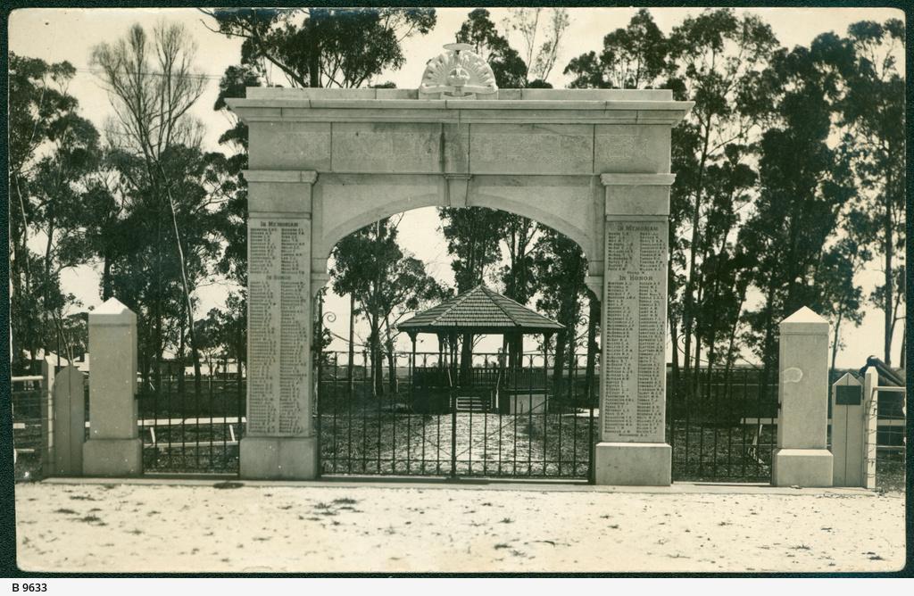 War Memorial Jamestown SLSA B 9633