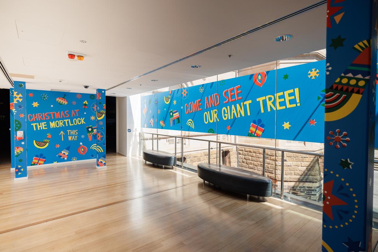 A sign saying 'Come and see our giant tree'