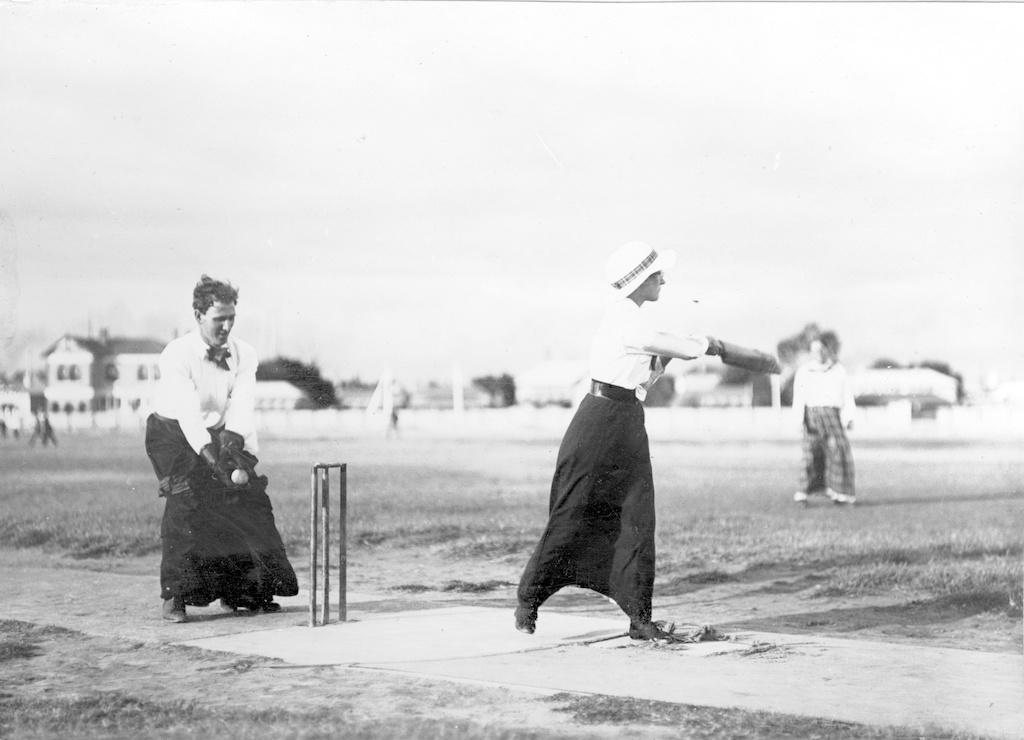 Wicket keeper catching a ball, 1914. SLSA: PRG 280/1/10/214