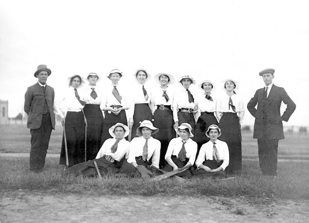 Members of a women's cricket team in South Australia with two men, possibly coaches or umpires, 1915. SLSA: PRG 280/1/10/246 