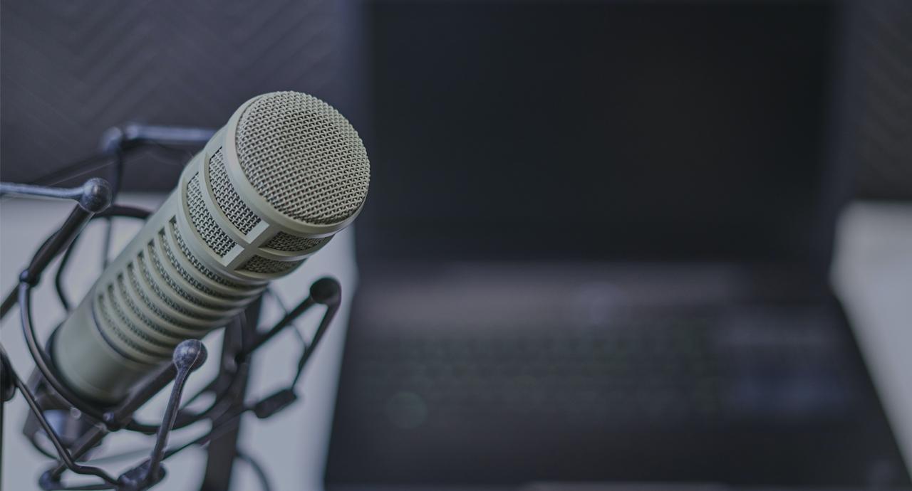 Image of a microphone and laptop computer