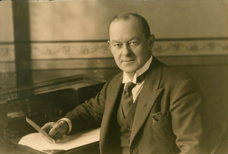 Peter Dawson featured here writing and signing a note at the Savage Club in London, 1933. SLSA: B 6018 